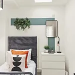 Elegant Flat - Sleeps 8