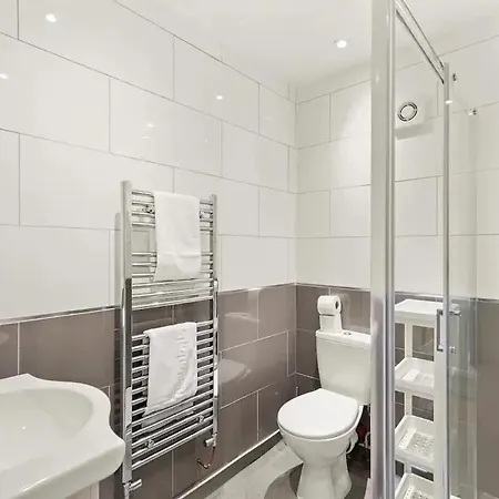Elegant Flat - Sleeps 8 Apartment *