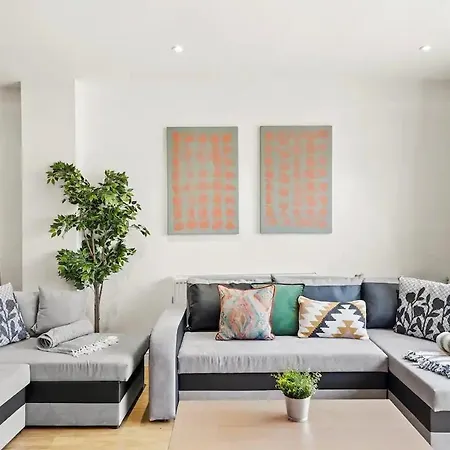 Apartment Elegant Flat - Sleeps 8