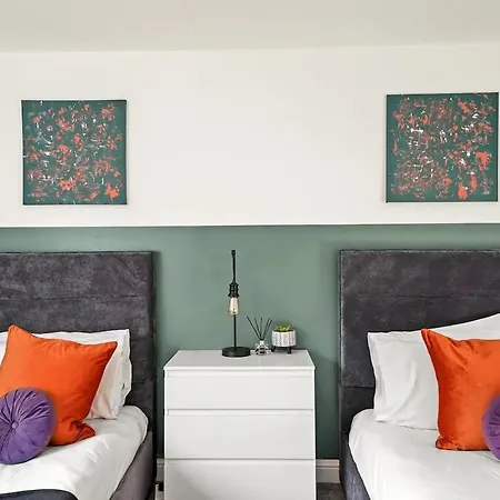 Apartment Elegant Flat - Sleeps 8