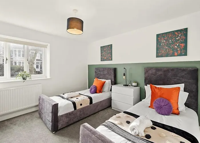 Elegant Flat - Sleeps 8 *