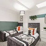 Apartment Elegant Flat - Sleeps 8